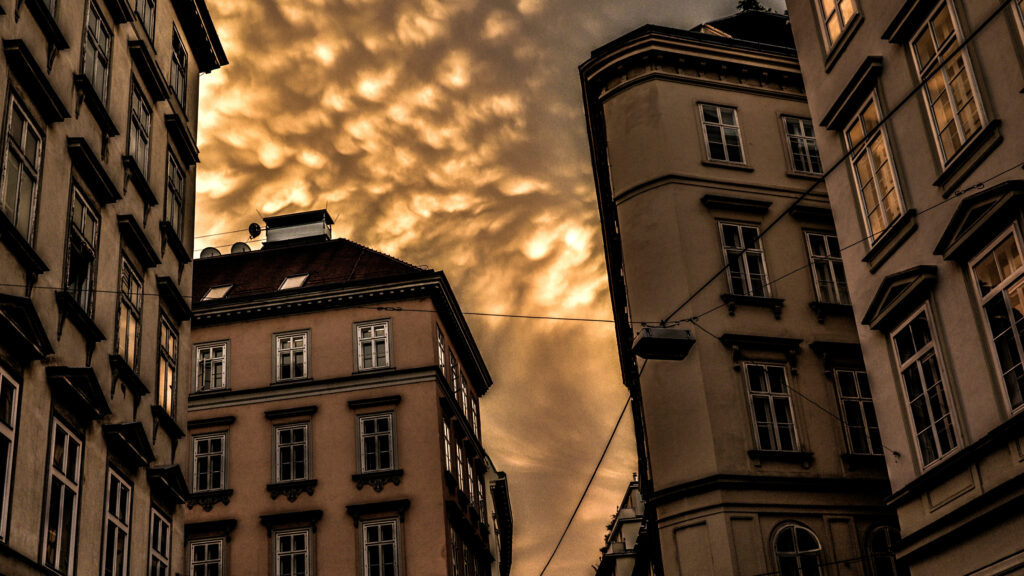 Historische Wiener Gasse in düsterer Atmosphäre