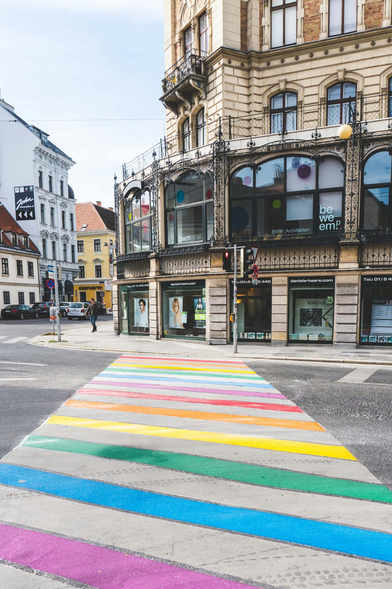Ein Wiener Fußgängerübergang in Regenbogenfarben.